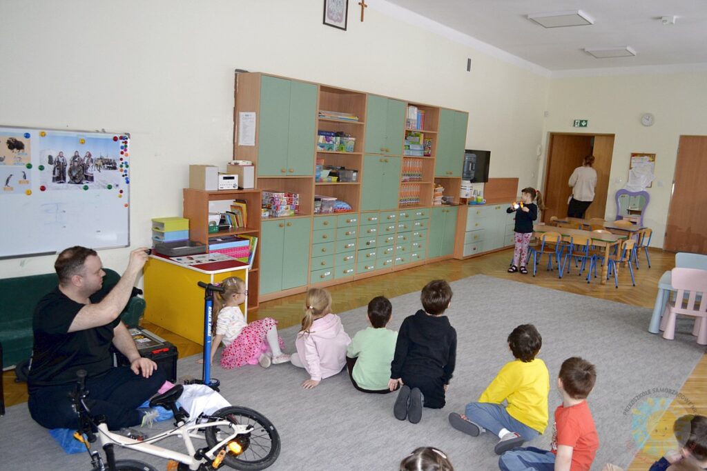 Dzieci w wieku przedszkolnym biorą udział w zajęciach o tematyce związanej z rowerami - Przedszkole Samorządowe Nr 2 Pod Słonkiem w Białymstoku