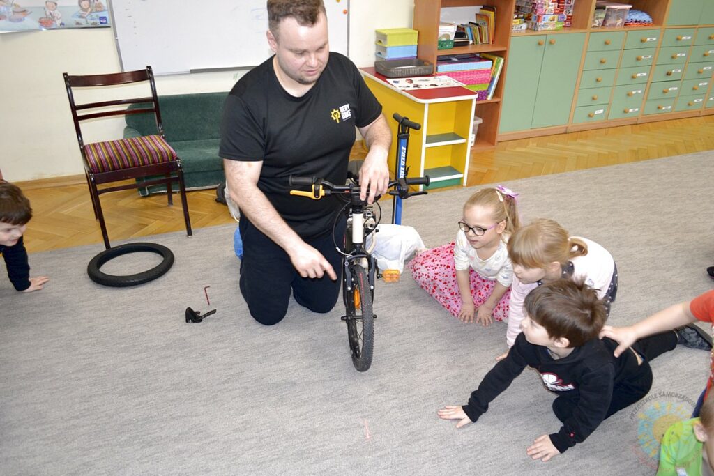 Dzieci w wieku przedszkolnym biorą udział w zajęciach o tematyce związanej z rowerami - Przedszkole Samorządowe Nr 2 Pod Słonkiem w Białymstoku