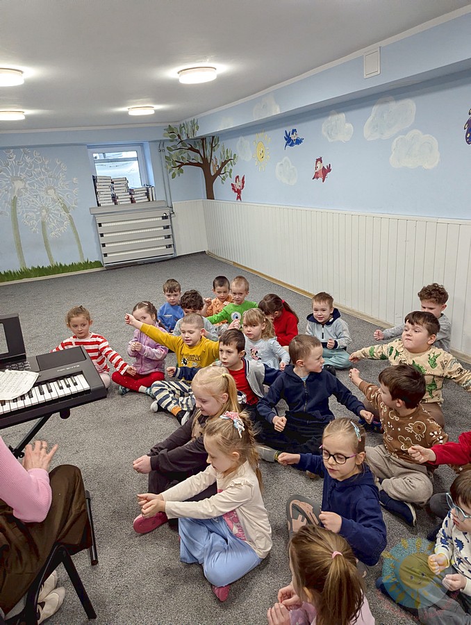Dzieci uczestniczące w zajęciach rytmicznych - Przedszkole Samorządowe Nr 2 Pod Słonkiem w Białymstoku