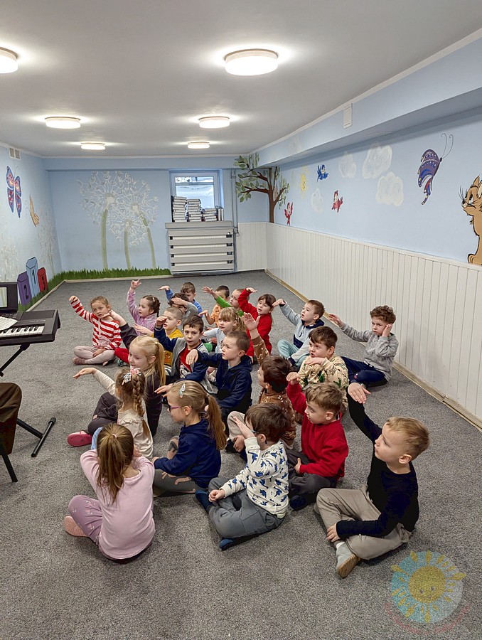 Dzieci uczestniczące w zajęciach rytmicznych - Przedszkole Samorządowe Nr 2 Pod Słonkiem w Białymstoku