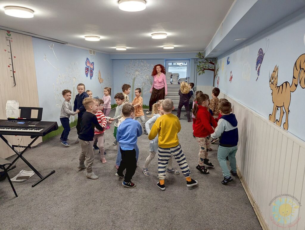 Dzieci uczestniczące w zajęciach rytmicznych - Przedszkole Samorządowe Nr 2 Pod Słonkiem w Białymstoku
