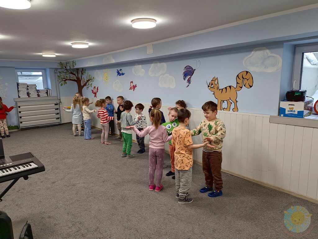 Dzieci uczestniczące w zajęciach rytmicznych - Przedszkole Samorządowe Nr 2 Pod Słonkiem w Białymstoku