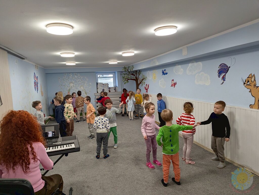 Dzieci uczestniczące w zajęciach rytmicznych - Przedszkole Samorządowe Nr 2 Pod Słonkiem w Białymstoku