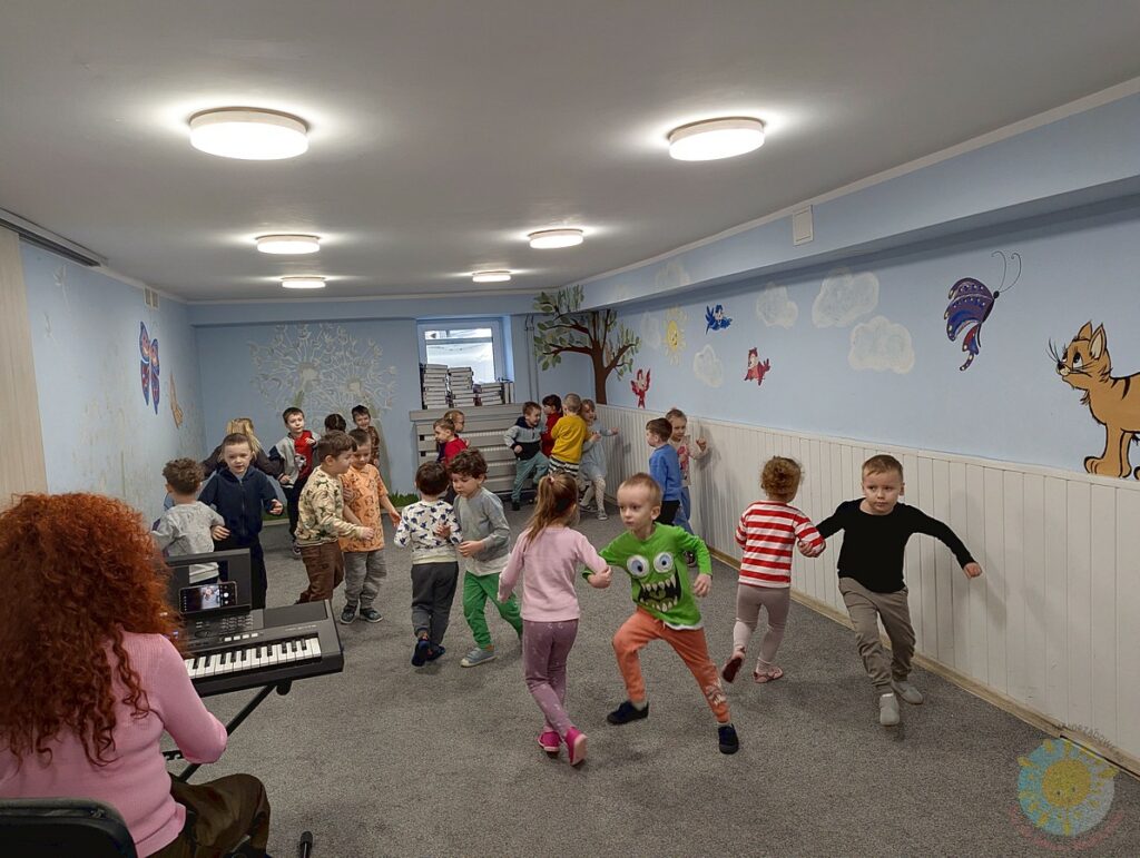 Dzieci uczestniczące w zajęciach rytmicznych - Przedszkole Samorządowe Nr 2 Pod Słonkiem w Białymstoku