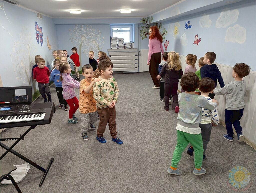 Dzieci uczestniczące w zajęciach rytmicznych - Przedszkole Samorządowe Nr 2 Pod Słonkiem w Białymstoku