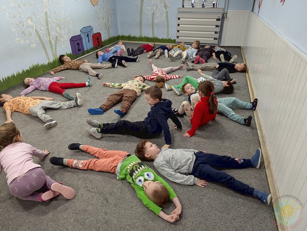 Dzieci uczestniczące w zajęciach rytmicznych - Przedszkole Samorządowe Nr 2 Pod Słonkiem w Białymstoku