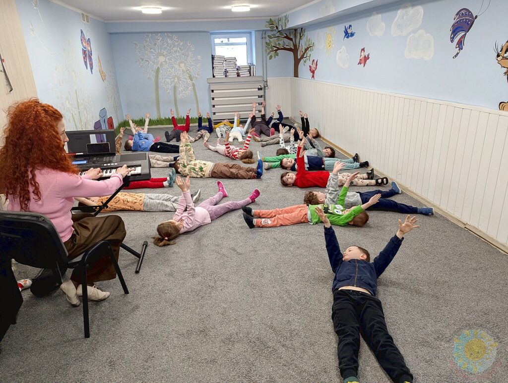 Dzieci uczestniczące w zajęciach rytmicznych - Przedszkole Samorządowe Nr 2 Pod Słonkiem w Białymstoku