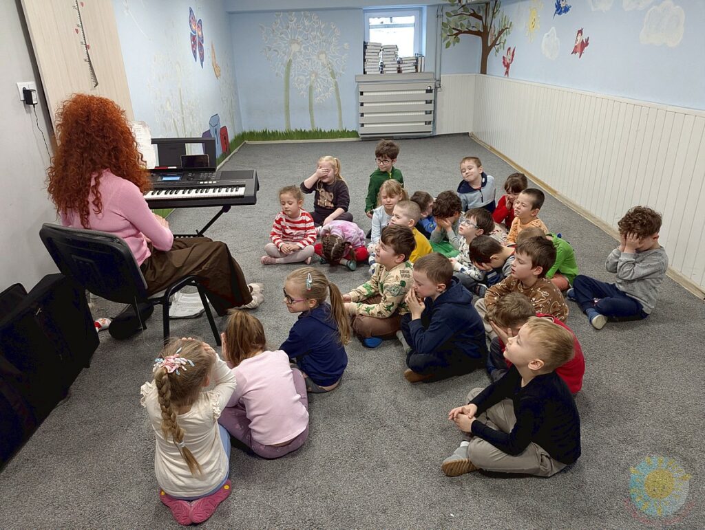 Dzieci uczestniczące w zajęciach rytmicznych - Przedszkole Samorządowe Nr 2 Pod Słonkiem w Białymstoku