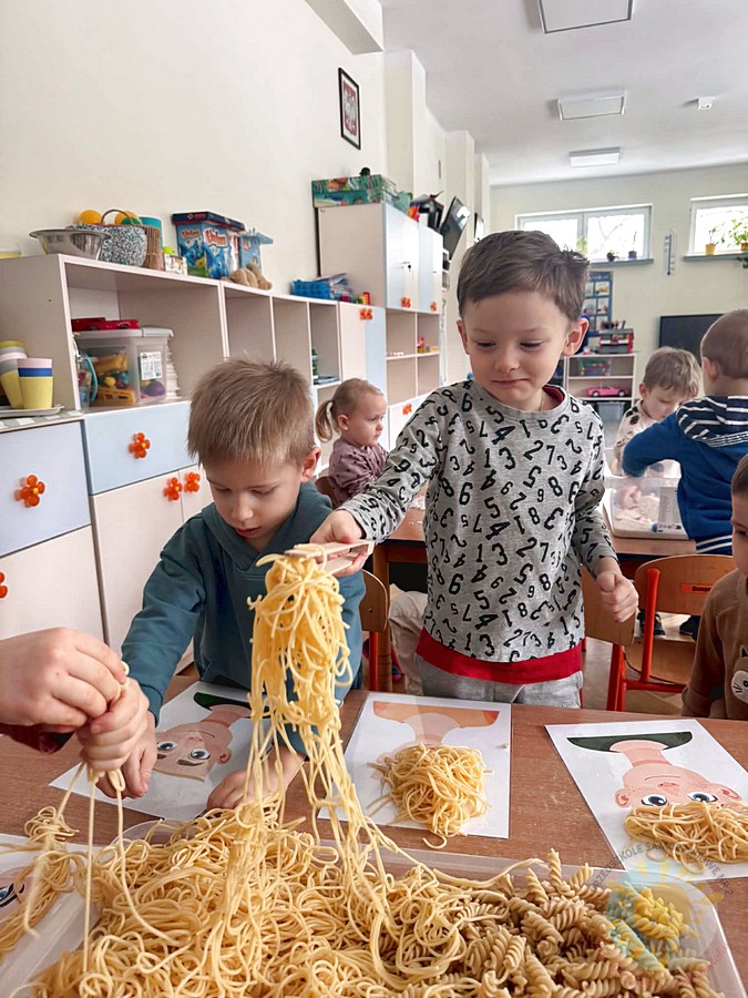 Dzieci biorące udział w zajęciach sensorycznych - Przedszkole Samorządowe Nr 2 Pod Słonkiem w Białymstoku