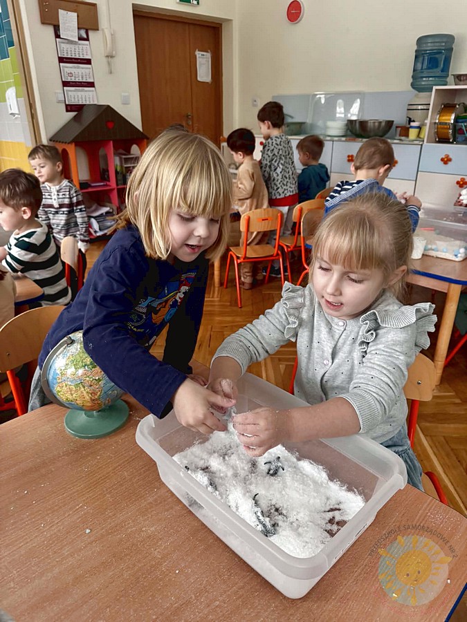 Dzieci biorące udział w zajęciach sensorycznych - Przedszkole Samorządowe Nr 2 Pod Słonkiem w Białymstoku