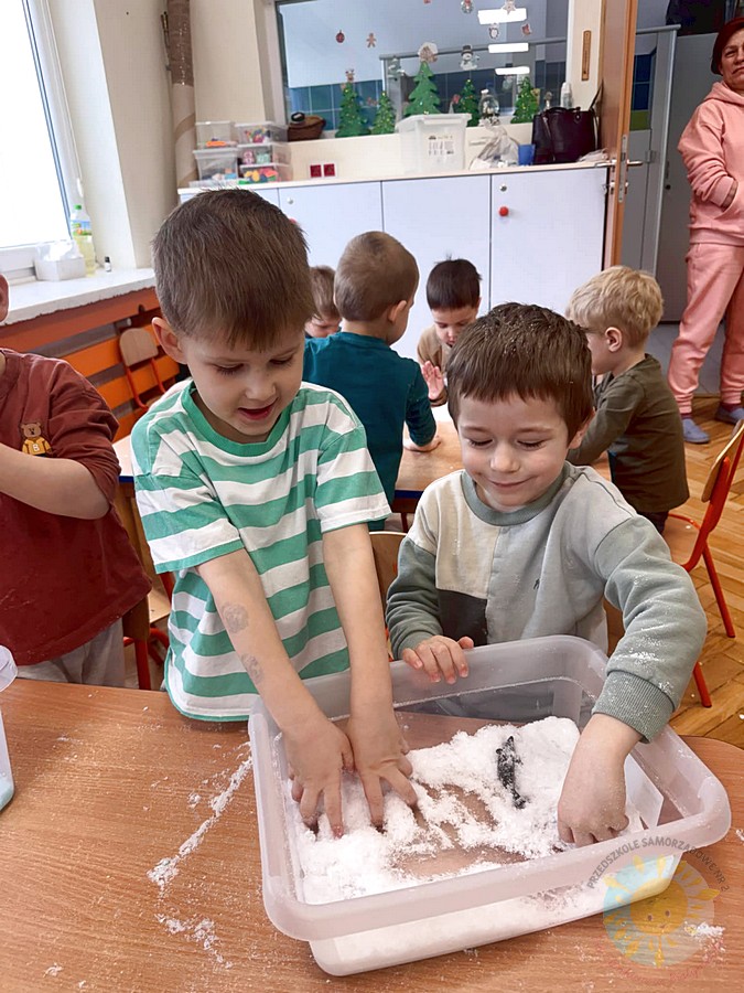 Dzieci biorące udział w zajęciach sensorycznych - Przedszkole Samorządowe Nr 2 Pod Słonkiem w Białymstoku
