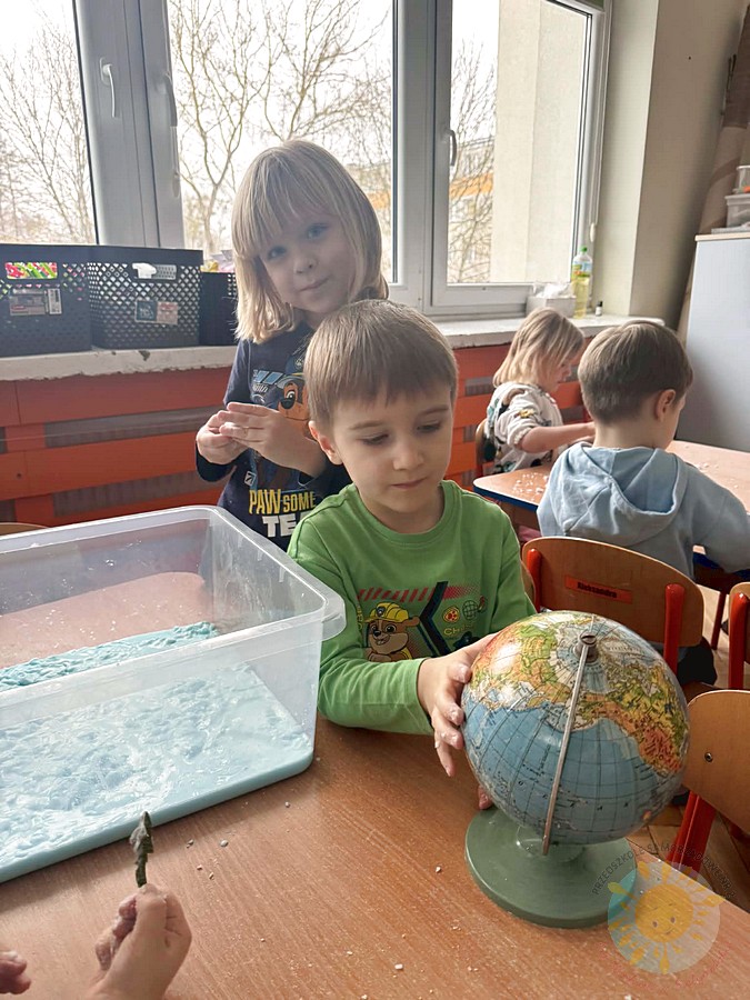 Dzieci biorące udział w zajęciach sensorycznych - Przedszkole Samorządowe Nr 2 Pod Słonkiem w Białymstoku