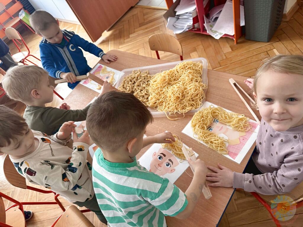 Dzieci biorące udział w zajęciach sensorycznych - Przedszkole Samorządowe Nr 2 Pod Słonkiem w Białymstoku