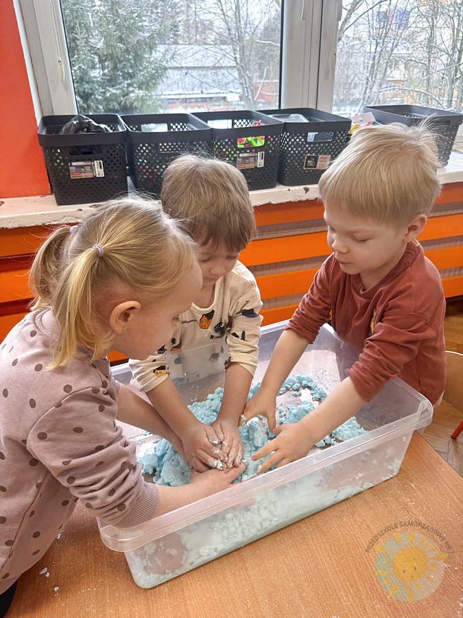 Dzieci biorące udział w zajęciach sensorycznych - Przedszkole Samorządowe Nr 2 Pod Słonkiem w Białymstoku