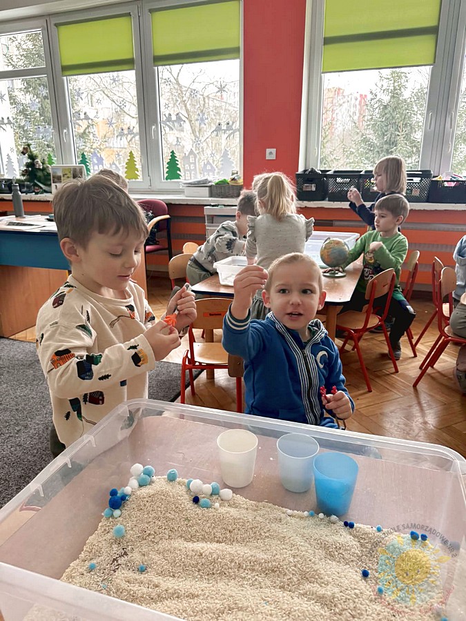 Dzieci biorące udział w zajęciach sensorycznych - Przedszkole Samorządowe Nr 2 Pod Słonkiem w Białymstoku