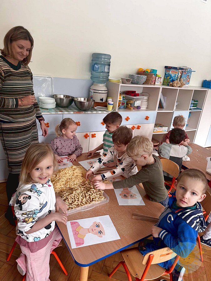 Dzieci biorące udział w zajęciach sensorycznych - Przedszkole Samorządowe Nr 2 Pod Słonkiem w Białymstoku