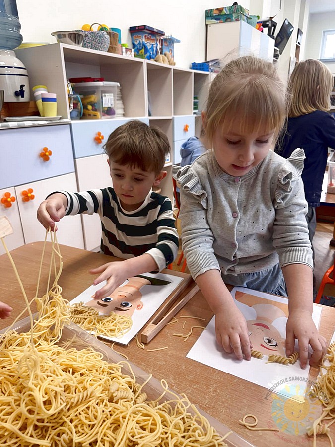 Dzieci biorące udział w zajęciach sensorycznych - Przedszkole Samorządowe Nr 2 Pod Słonkiem w Białymstoku