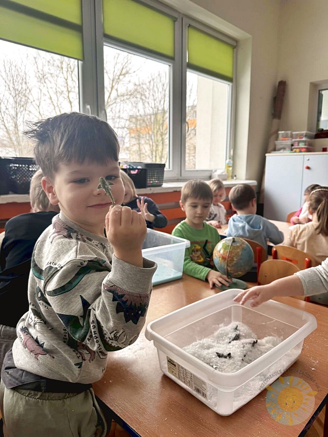 Dzieci biorące udział w zajęciach sensorycznych - Przedszkole Samorządowe Nr 2 Pod Słonkiem w Białymstoku