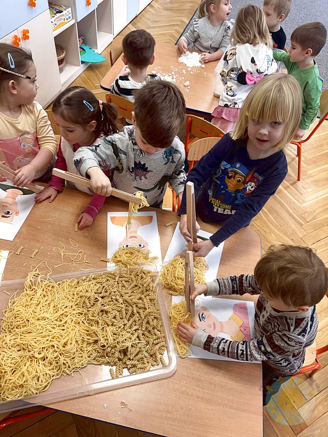 Dzieci biorące udział w zajęciach sensorycznych - Przedszkole Samorządowe Nr 2 Pod Słonkiem w Białymstoku