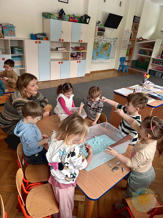 Dzieci biorące udział w zajęciach sensorycznych - Przedszkole Samorządowe Nr 2 Pod Słonkiem w Białymstoku