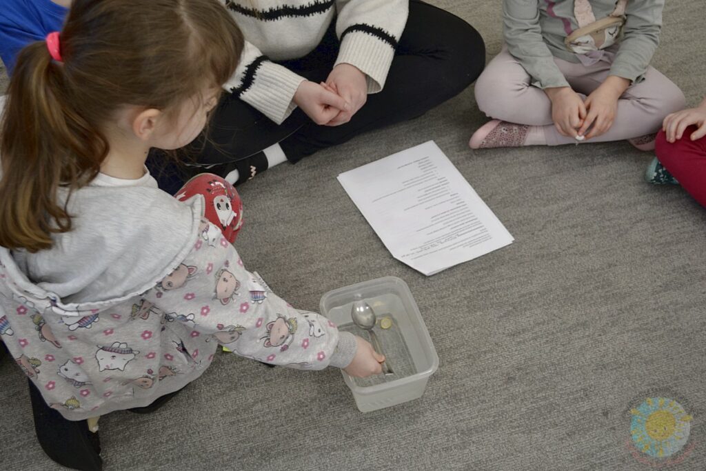 Siedzące dzieci na dywanie, które biorą udział w zajęciach - Przedszkole Samorządowe Nr 2 Pod Słonkiem w Białymstoku