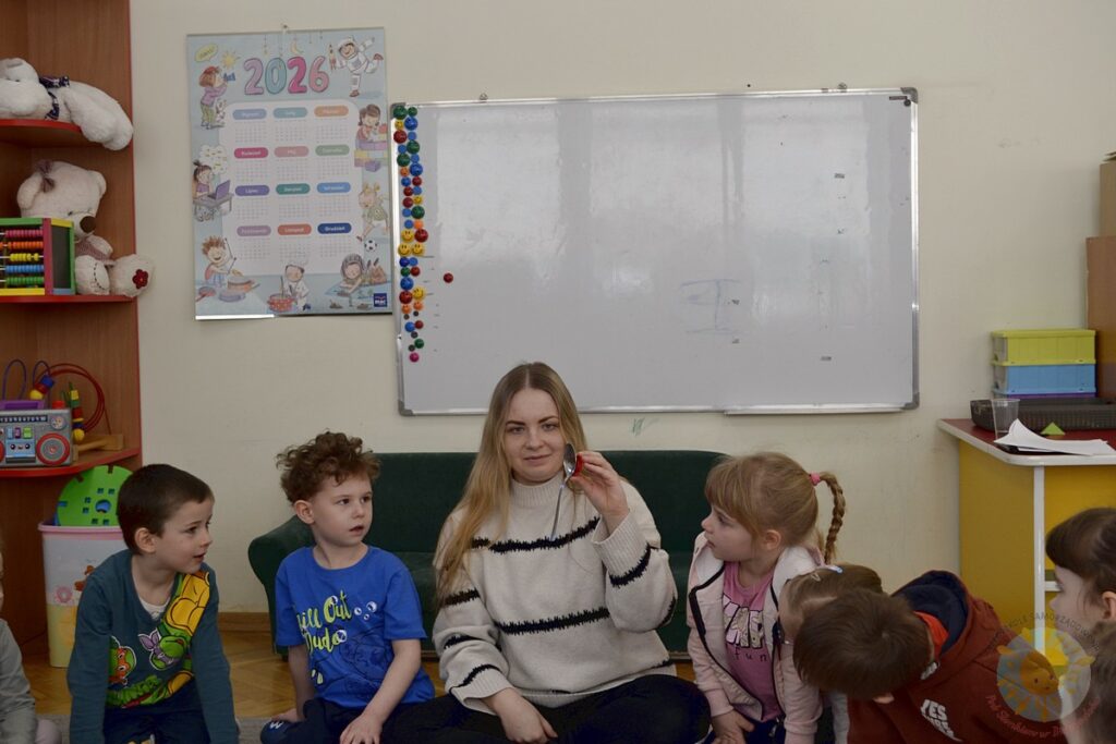 Siedzące dzieci na dywanie, które biorą udział w zajęciach - Przedszkole Samorządowe Nr 2 Pod Słonkiem w Białymstoku