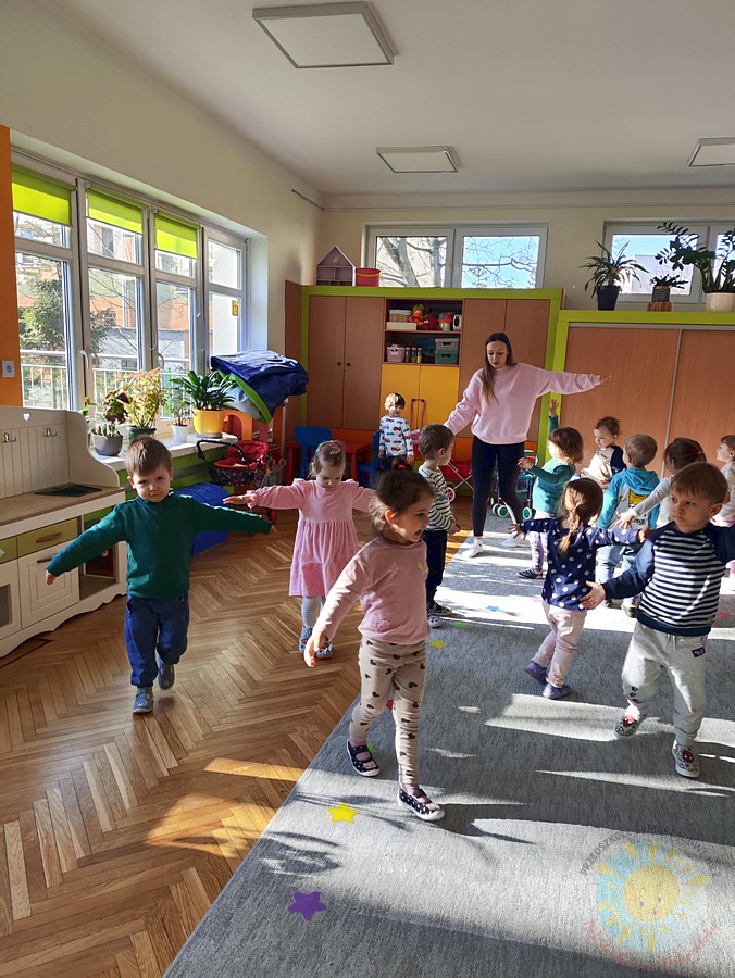 Bawiące się dzieci na dywanie przedszkolnym - Przedszkole Samorządowe Nr 2 Pod Słonkiem w Białymstoku