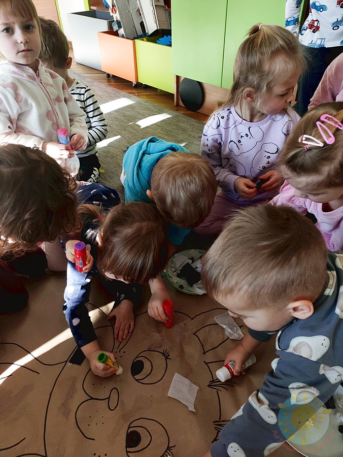 Bawiące się dzieci na dywanie przedszkolnym - Przedszkole Samorządowe Nr 2 Pod Słonkiem w Białymstoku