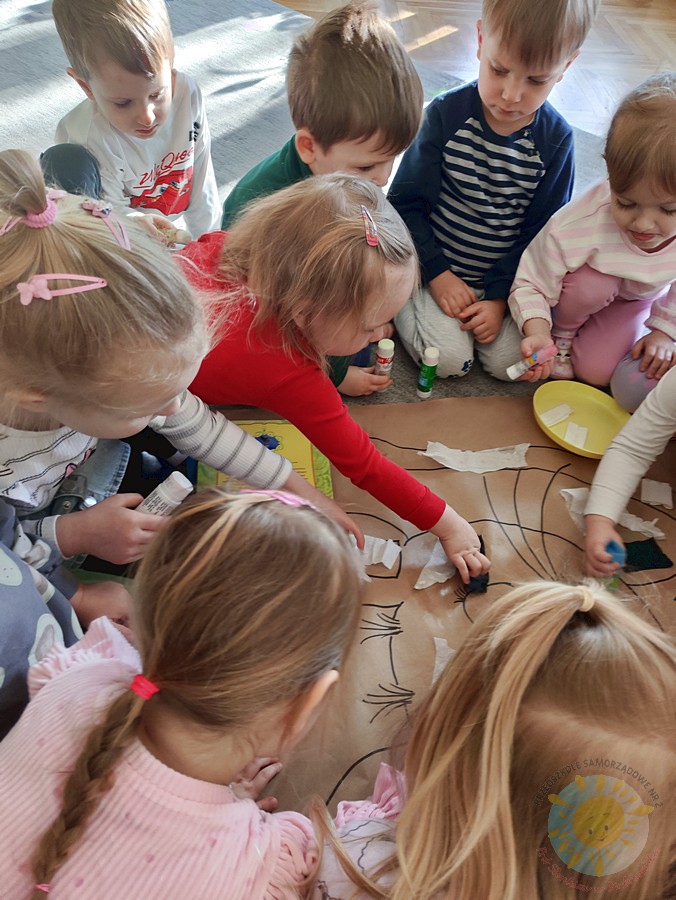 Bawiące się dzieci na dywanie przedszkolnym - Przedszkole Samorządowe Nr 2 Pod Słonkiem w Białymstoku