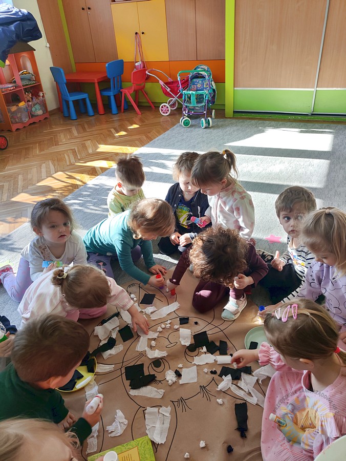 Bawiące się dzieci na dywanie przedszkolnym - Przedszkole Samorządowe Nr 2 Pod Słonkiem w Białymstoku