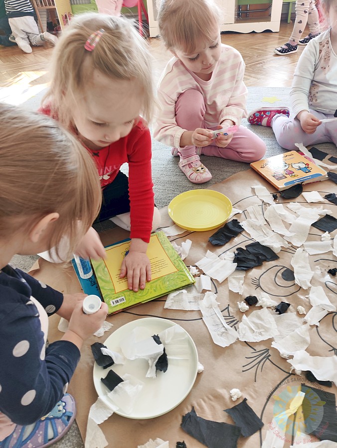 Bawiące się dzieci na dywanie przedszkolnym - Przedszkole Samorządowe Nr 2 Pod Słonkiem w Białymstoku