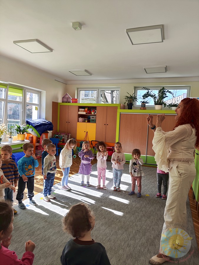 Bawiące się dzieci na dywanie przedszkolnym - Przedszkole Samorządowe Nr 2 Pod Słonkiem w Białymstoku