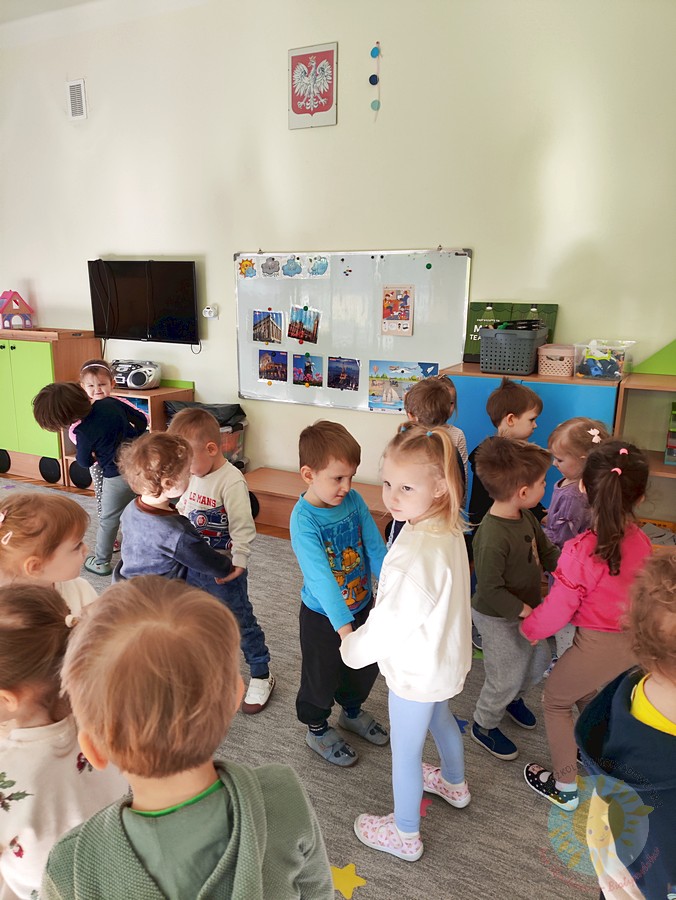 Bawiące się dzieci na dywanie przedszkolnym - Przedszkole Samorządowe Nr 2 Pod Słonkiem w Białymstoku