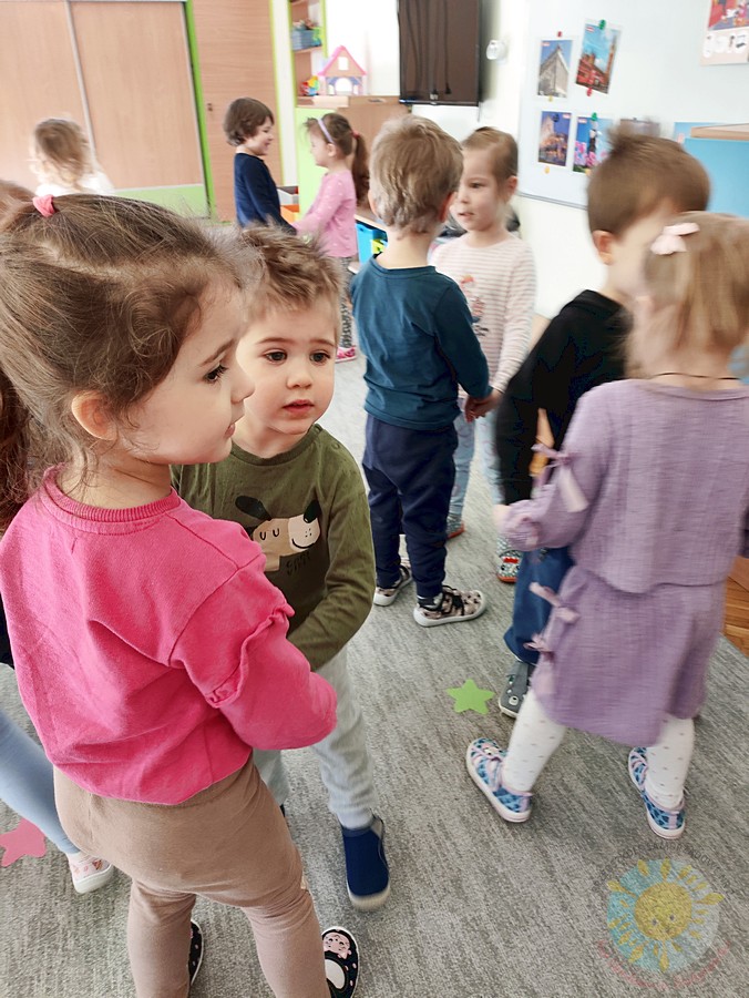 Bawiące się dzieci na dywanie przedszkolnym - Przedszkole Samorządowe Nr 2 Pod Słonkiem w Białymstoku