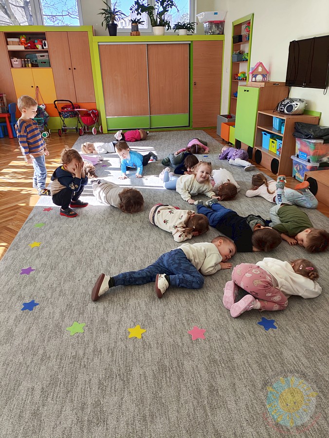 Bawiące się dzieci na dywanie przedszkolnym - Przedszkole Samorządowe Nr 2 Pod Słonkiem w Białymstoku