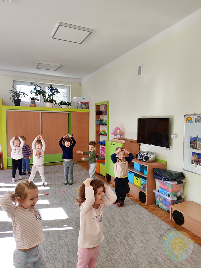 Bawiące się dzieci na dywanie przedszkolnym - Przedszkole Samorządowe Nr 2 Pod Słonkiem w Białymstoku