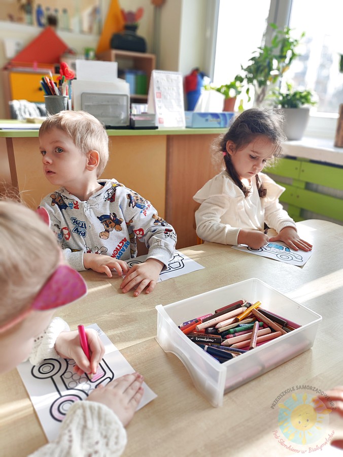 Siedzące dzieci przy przedszkolnym stoliku, wykonują pracę - Przedszkole Samorządowe Nr 2 Pod Słonkiem w Białymstoku
