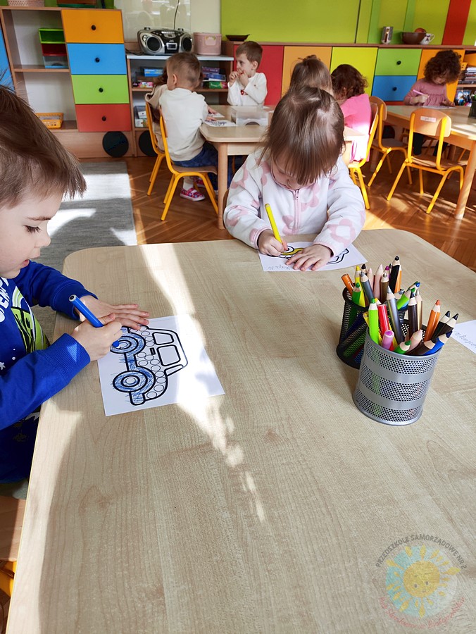 Siedzące dzieci przy przedszkolnym stoliku, wykonują pracę - Przedszkole Samorządowe Nr 2 Pod Słonkiem w Białymstoku

