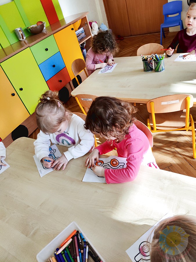 Siedzące dzieci przy przedszkolnym stoliku, wykonują pracę - Przedszkole Samorządowe Nr 2 Pod Słonkiem w Białymstoku
