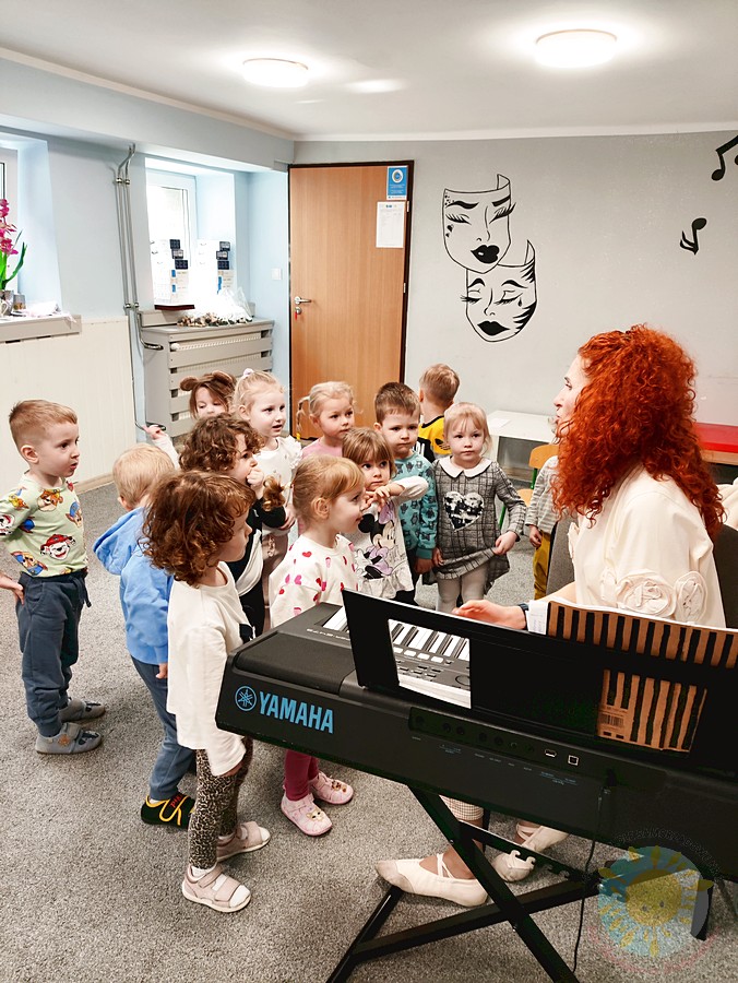 Dzieci uczestniczące w zajęciach rytmicznych - Przedszkole Samorządowe Nr 2 Pod Słonkiem w Białymstoku