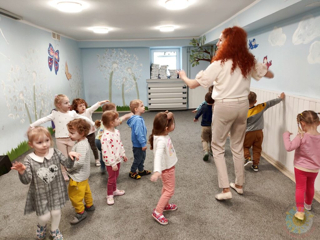 Dzieci uczestniczące w zajęciach rytmicznych - Przedszkole Samorządowe Nr 2 Pod Słonkiem w Białymstoku