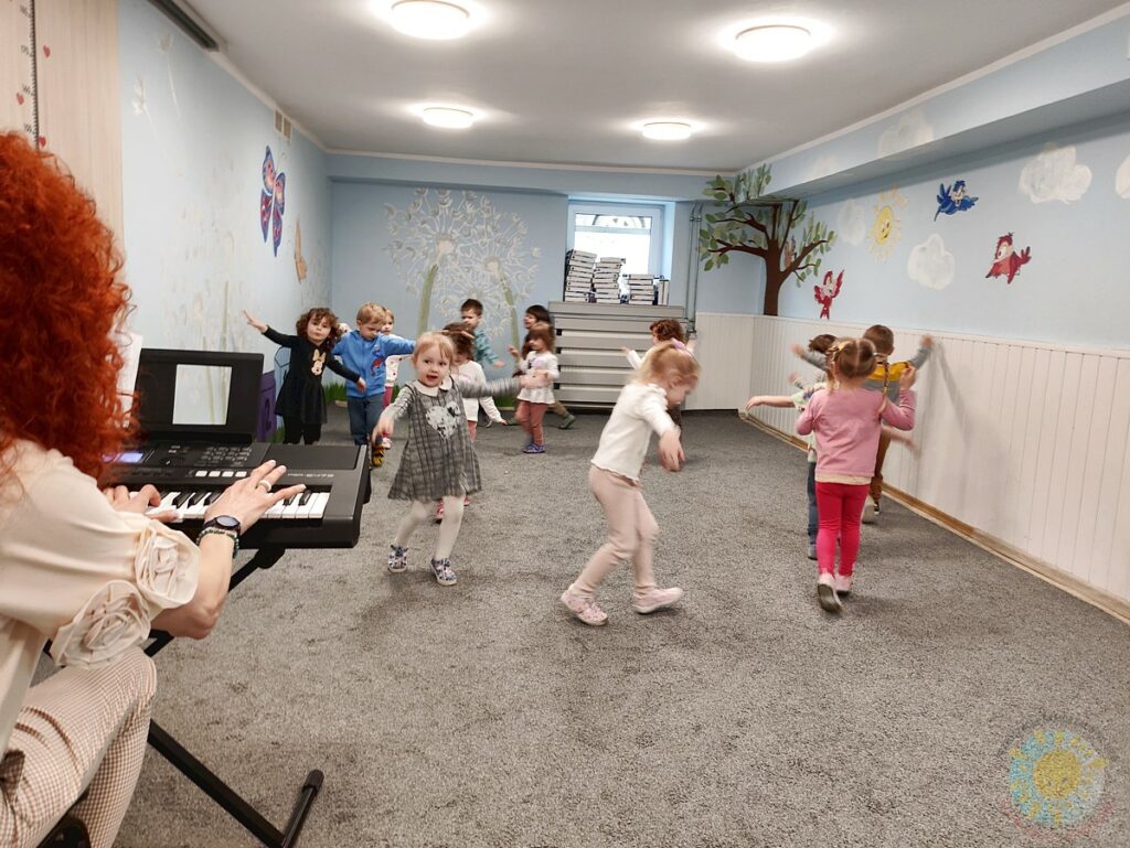 Dzieci bawiące się na zajęciach ruchowych - Przedszkole Samorządowe Nr 2 Pod Słonkiem w Białymstoku