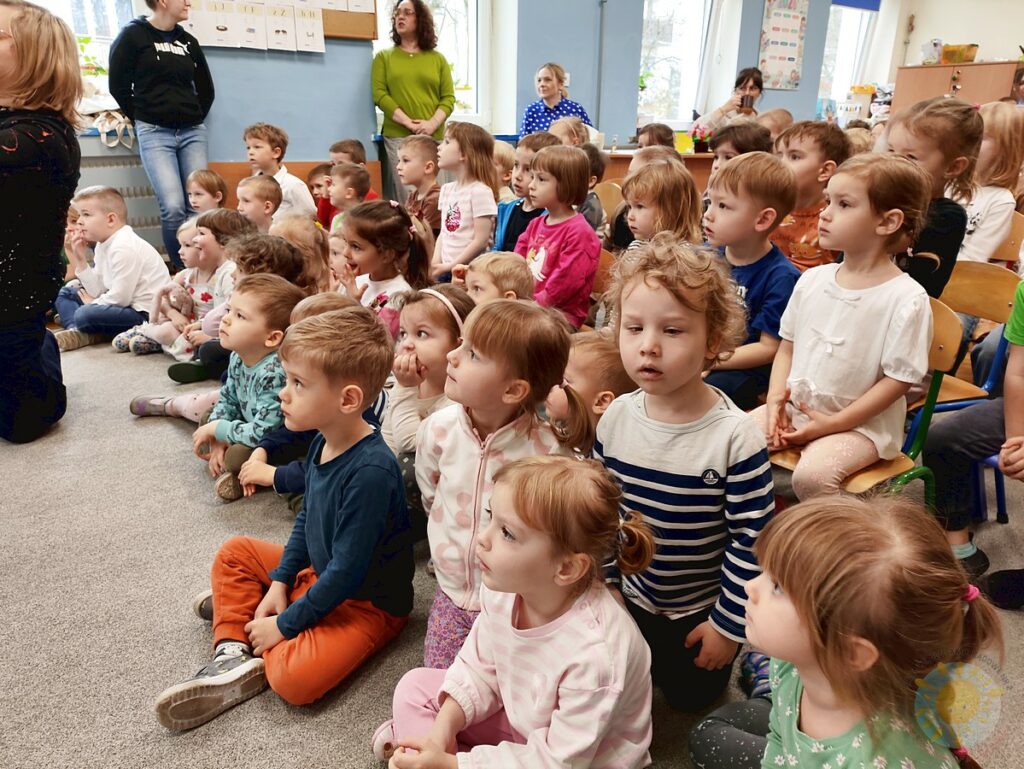 Siedzące dzieci na dywanie przedszkolnym - Przedszkole Samorządowe Nr 2 Pod Słonkiem w Białymstoku