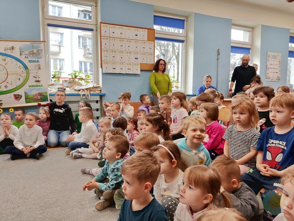 Siedzące dzieci na dywanie przedszkolnym - Przedszkole Samorządowe Nr 2 Pod Słonkiem w Białymstoku