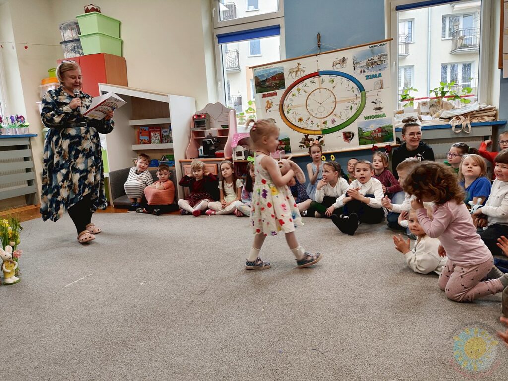 Dzieci na konkursie recytatorskim - Przedszkole Samorządowe Nr 2 Pod Słonkiem w Białymstoku