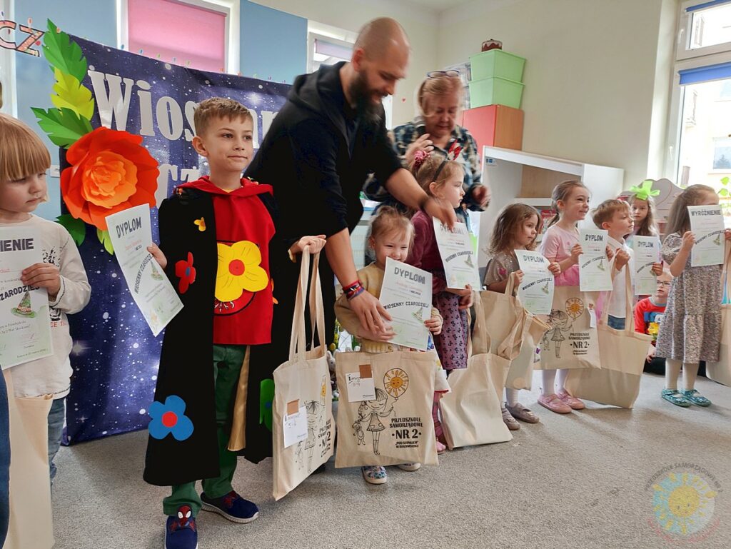 Grupa dzieci pozuje do zdjęcia - Przedszkole Samorządowe Nr 2 Pod Słonkiem w Białymstoku