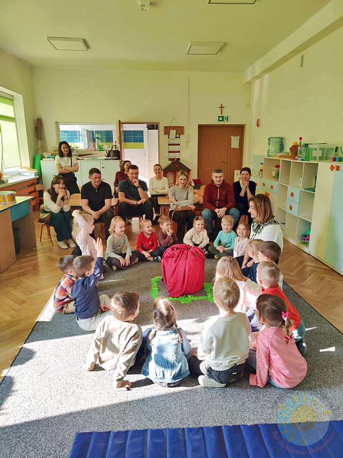 Dzieci biorące udział w zajęciach podczas zajęć otwartych biorące - Przedszkole Samorządowe Nr 2 Pod Słonkiem w Białymstoku