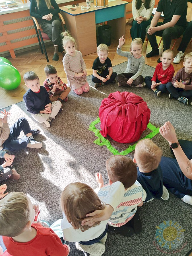 Dzieci biorące udział w zajęciach podczas zajęć otwartych biorące - Przedszkole Samorządowe Nr 2 Pod Słonkiem w Białymstoku