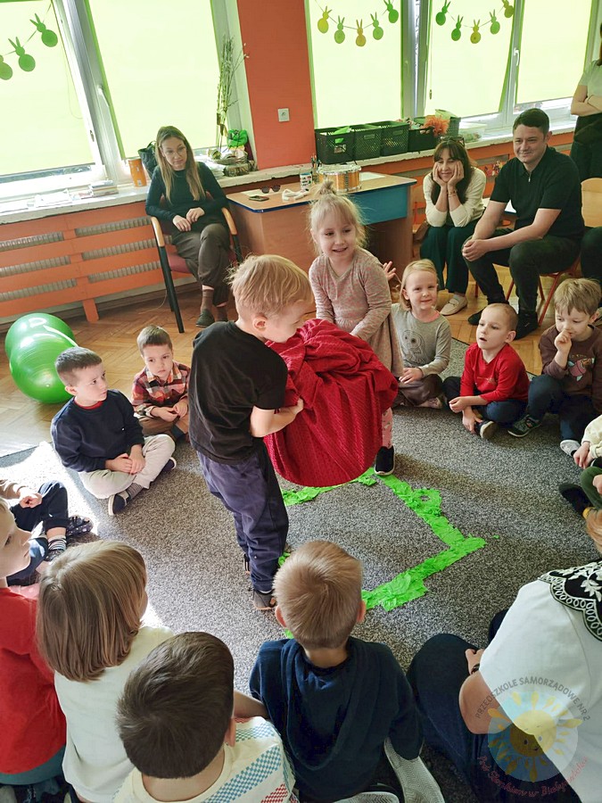 Dzieci biorące udział w zajęciach podczas zajęć otwartych biorące - Przedszkole Samorządowe Nr 2 Pod Słonkiem w Białymstoku