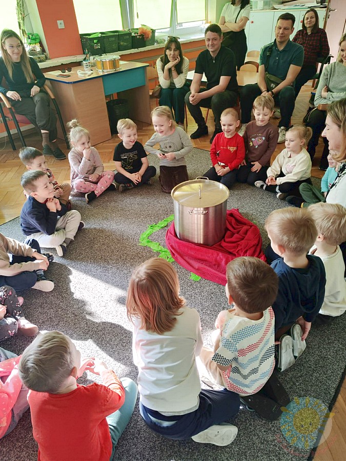 Dzieci biorące udział w zajęciach podczas zajęć otwartych biorące - Przedszkole Samorządowe Nr 2 Pod Słonkiem w Białymstoku